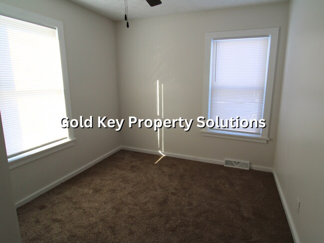 Building Photo - MUNCIE 3 BR 1 BA House with Garage and Covered Porch (SECTION 8 APPROVED)