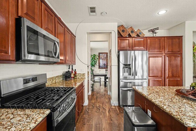 Building Photo - Stunning 5 Bed/3 Bath Home with Pool in Menifee!