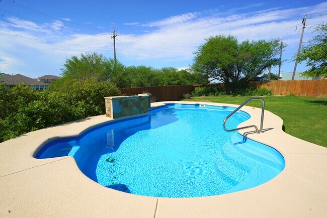 Building Photo - Gorgeous Selma Living with a Inground Pool! Realtor Commission: $625