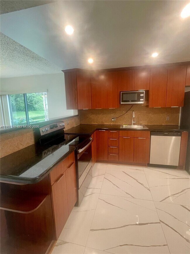 Building Photo - 403 Lakeview Dr