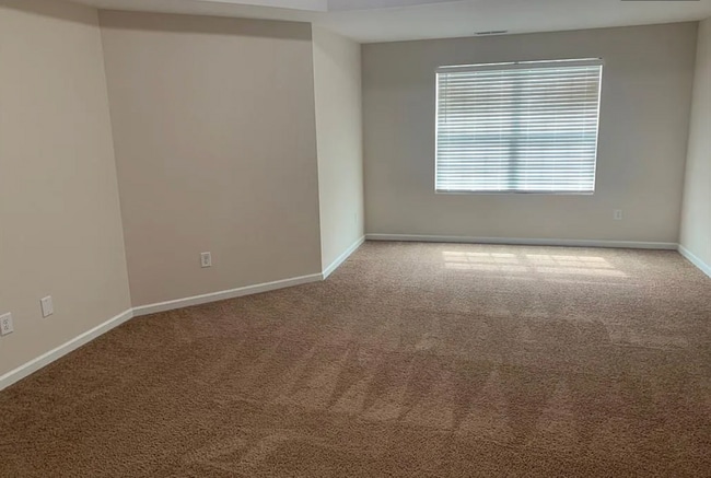 Building Photo - Spacious 5 Bedroom, 3 bath home in Greensb...