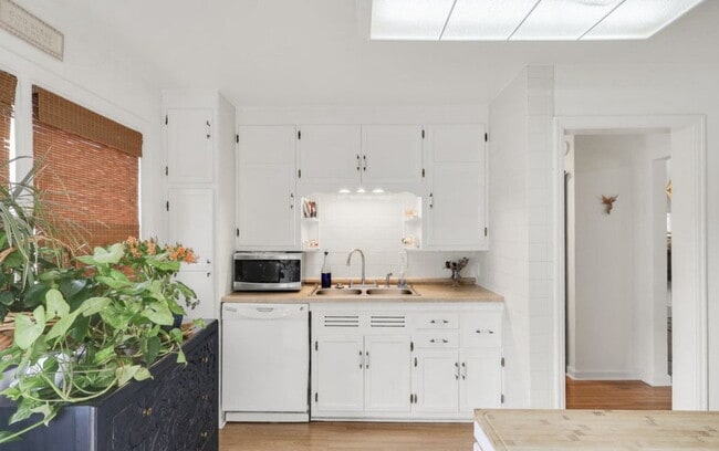 Building Photo - "Charming 2-Bedroom Duplex with Cozy Firep...