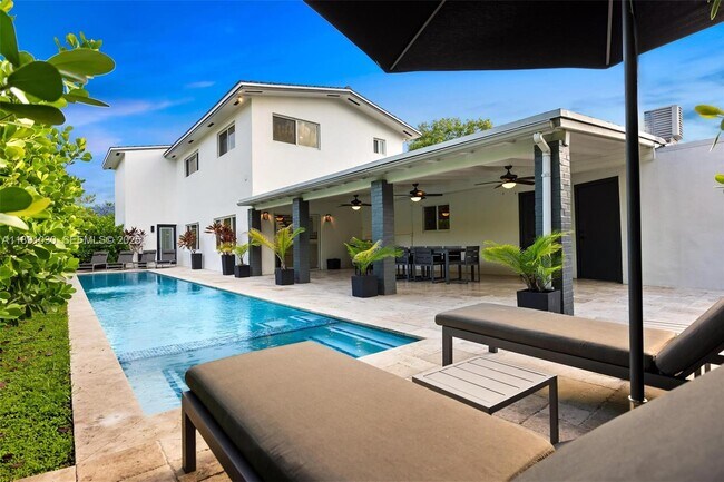 Building Photo - 1651 SW 13th Ave