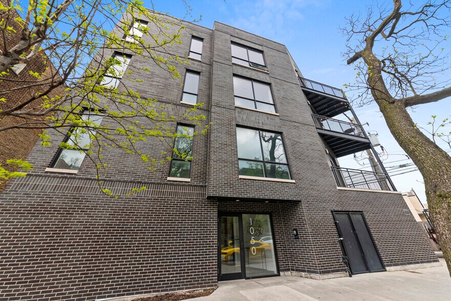 Building Photo - 1060 W Cornelia Ave