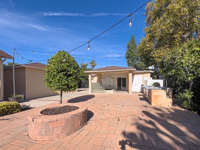 Building Photo - 15424 Camarillo St