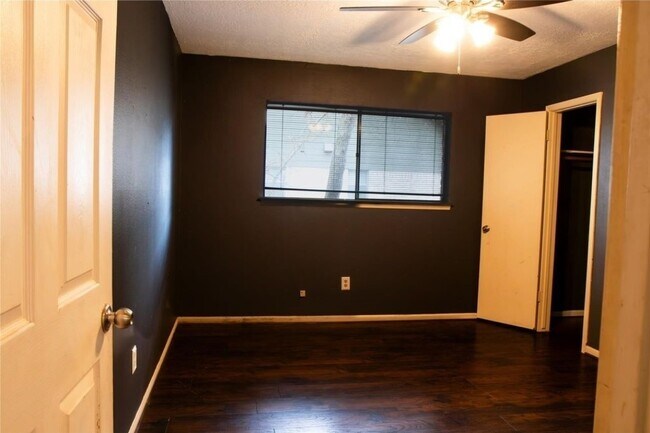 Building Photo - 1918 Crystal Springs Dr