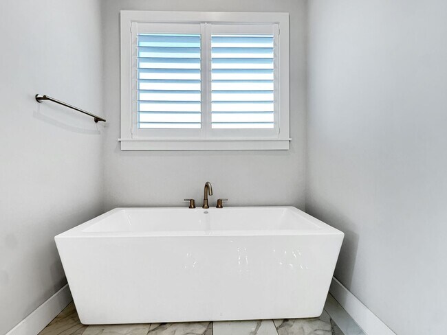 Building Photo - High-End Executive Living in Gated South Tulsa Community