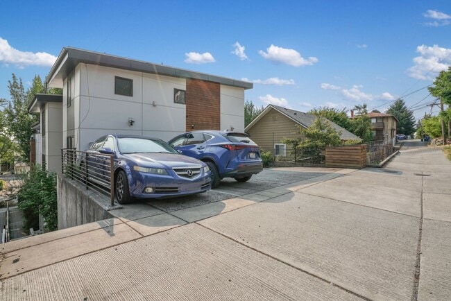 Building Photo - Modern Beacon Hill Townhouse Available for Rent!