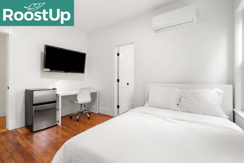 Building Photo - Furnished Bedroom with Private Ensuite Bat...