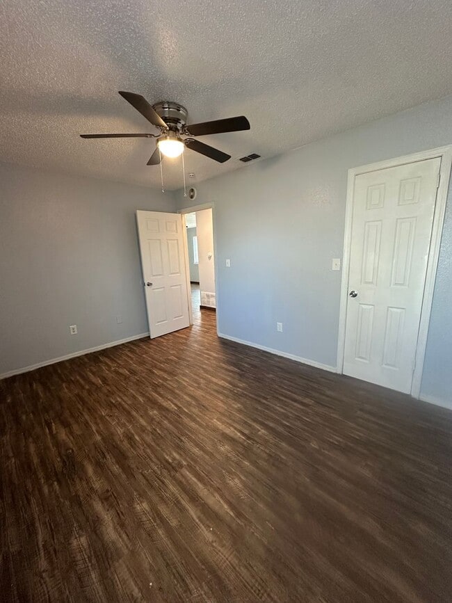 Building Photo - 301 N Louisiana St