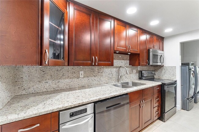 Building Photo - 398 Fern Dr