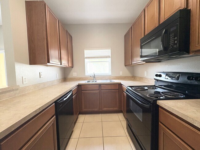 Building Photo - Gated 3B/2.5B Sanford Townhome ~ Fresh paint! ~ New flooring!