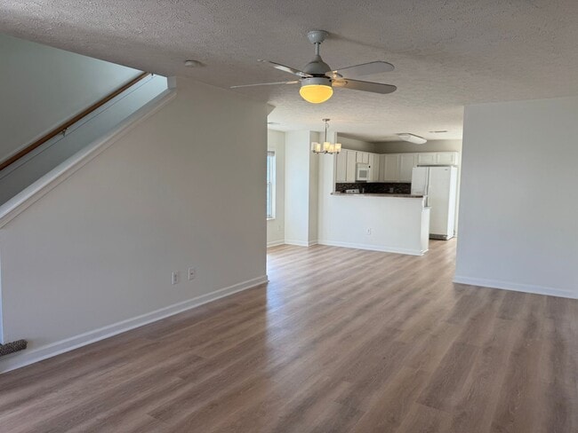 Building Photo - Great 2BR Townhome in Bellevue