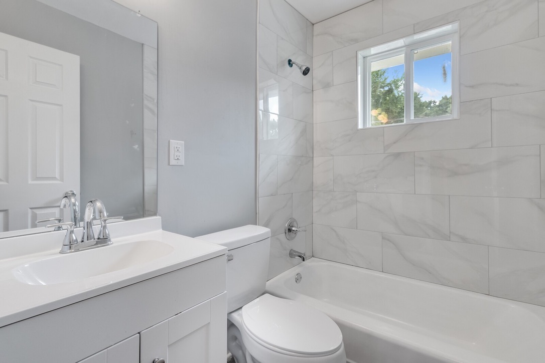Hallway bathroom #1 - 2058 Nettie Ct