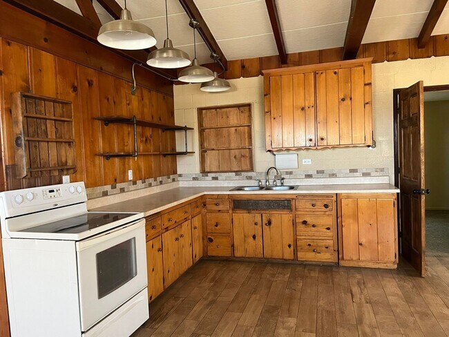 Building Photo - Charming 2 bedroom, 1 bathroom