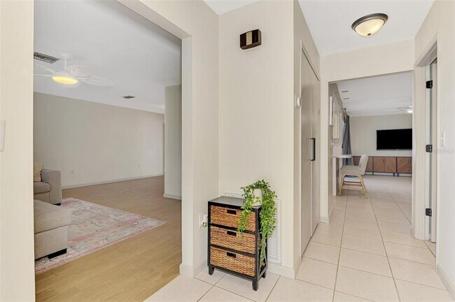Building Photo - 2221 Pine View Cir