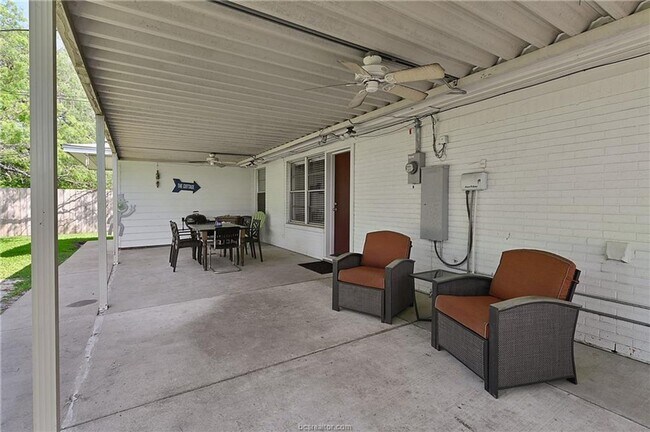 Building Photo - AUGUST PRE-LEASE!! 4 bed, 3 bath house on HUGE lot walking distance to Texas A&M!