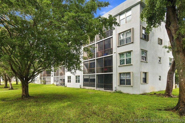 Building Photo - 113 Royal Pk Dr