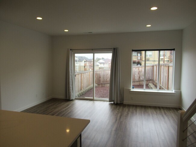 Building Photo - Two Bedroom Townhouse in South Salem