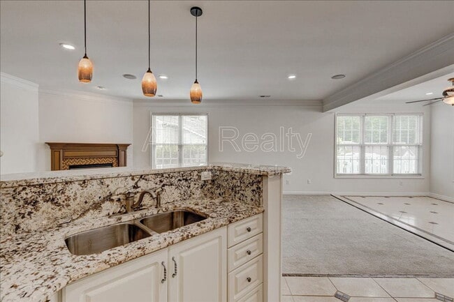 Building Photo - 1033 Pinehurst Dr