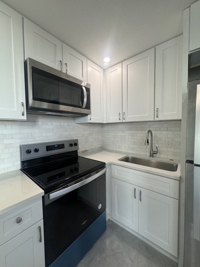 Building Photo - 637 12th Ave S