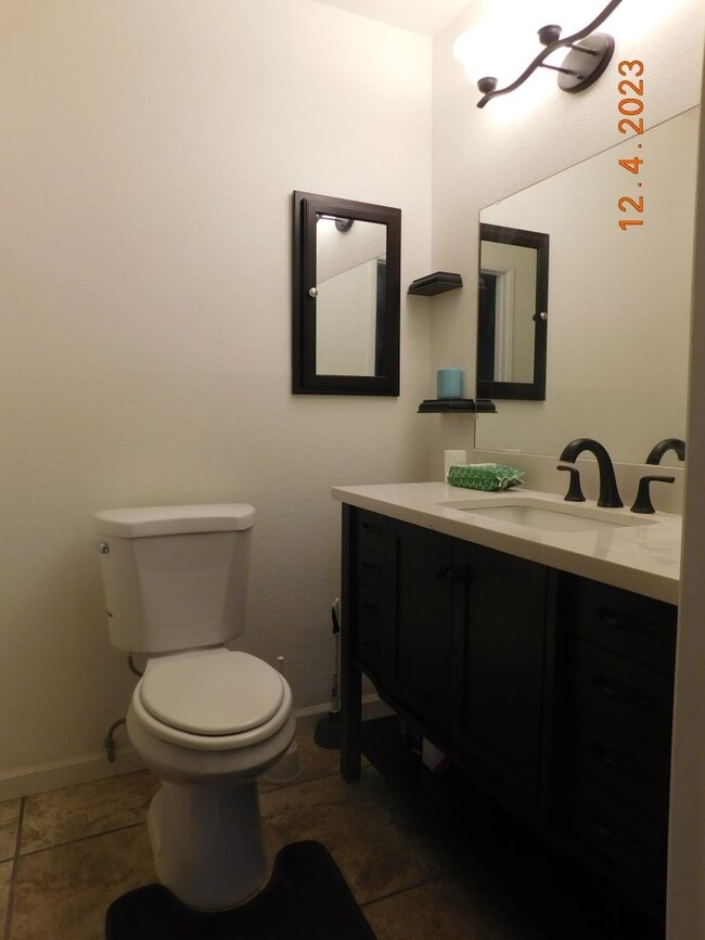 Building Photo - Spacious 3-bedroom, 2-bathroom home