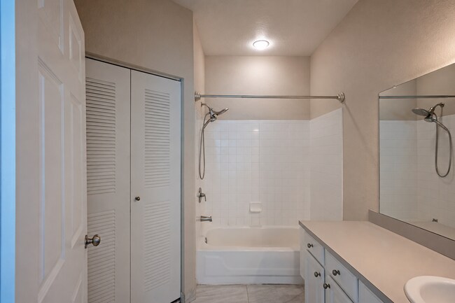 Building Photo - 13700 Richmond Park Dr N