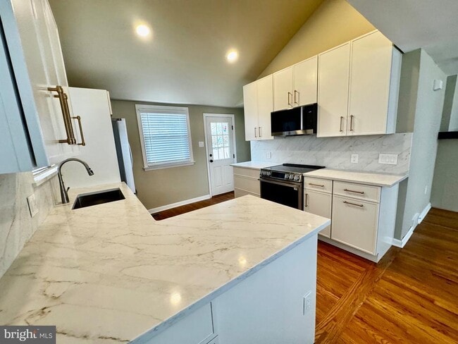 Building Photo - 551 Fern Hill Rd