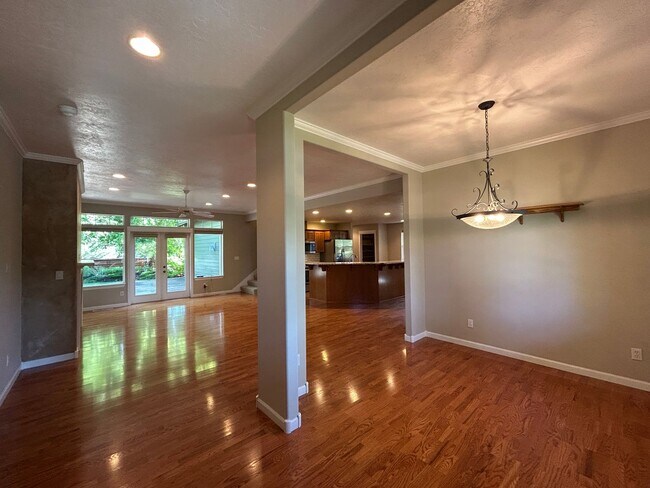 Building Photo - Well Maintained 3 Bedroom / 2 Bathroom Hom...