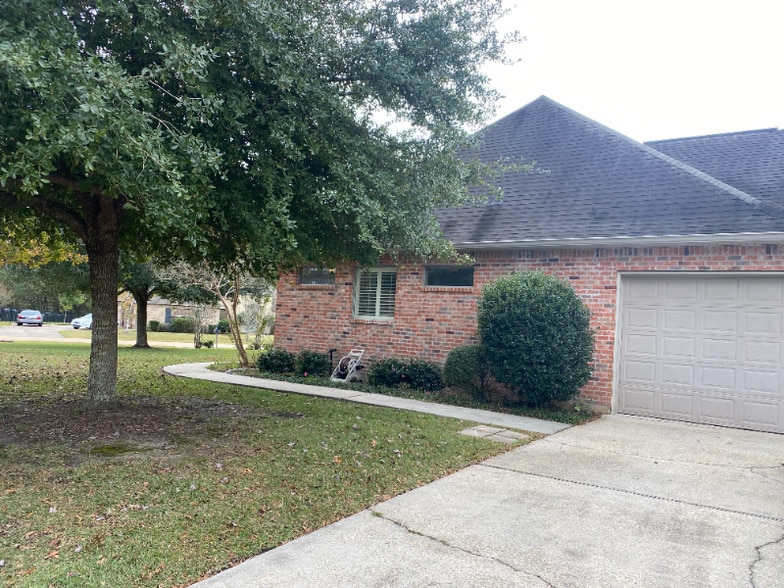 Building Photo - 424 Place St. Charles