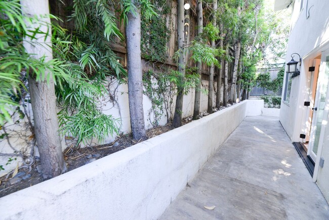 Building Photo - 242 W Mariposa