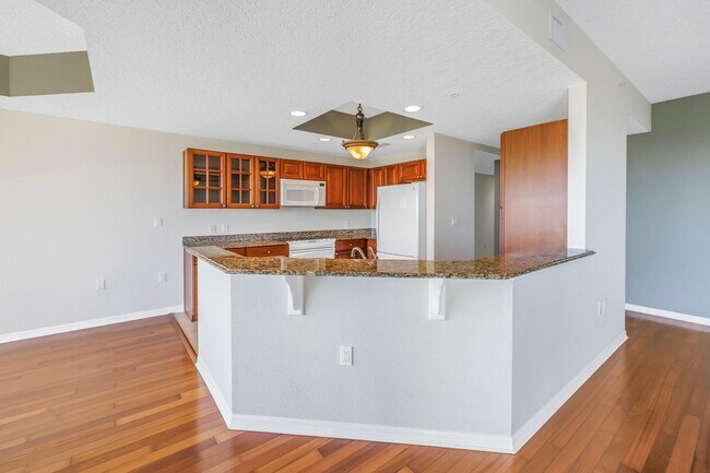Building Photo - WATER VIEW CONDO 2/2 #714