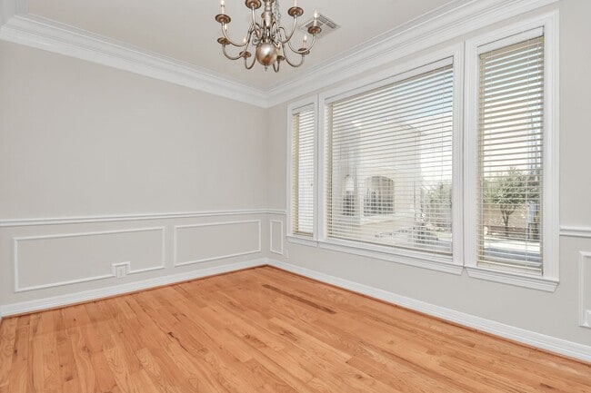 Building Photo - 833 Rosine St