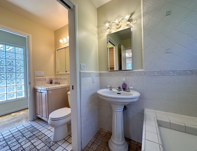 Building Photo - 15694 Longwood Dr