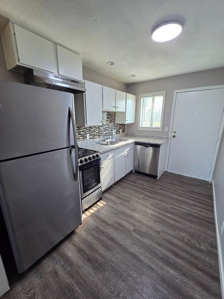 Building Photo - 734 N Country Acres Ave