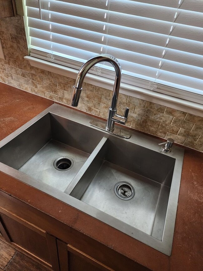 Building Photo - 3 Bedroom 2 Bathroom with Pool Near Davis High School