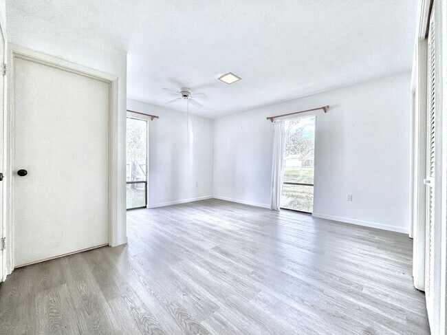 Building Photo - Spacious Baton Rouge Beauty on a Tree-Shad...