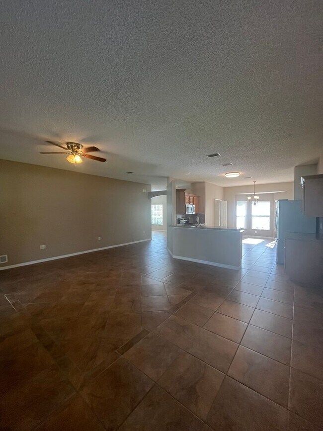 Building Photo - Updated Single family 3 / 2 with Screened ...