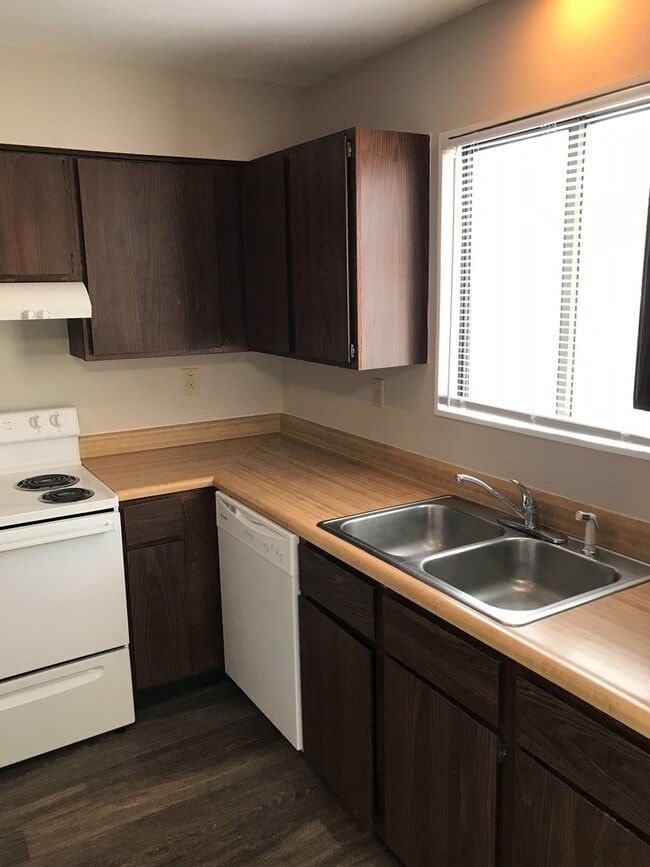 Building Photo - Bright and Updated Apartment with 2 Balconies!