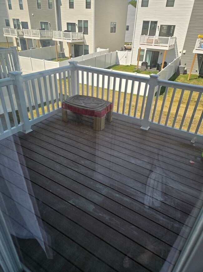 Building Photo - Beautiful Townhome in La Plata
