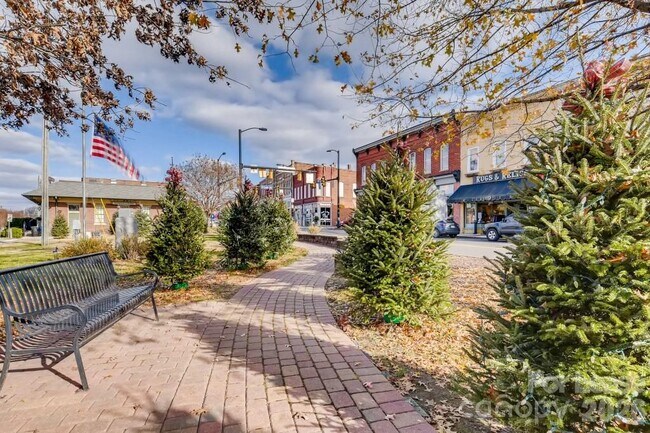 Building Photo - 503 N Church St