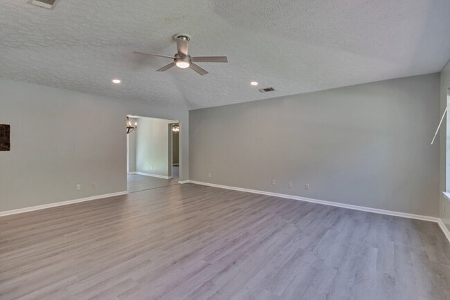 Building Photo - Nicely Renovated Ranch in Richmond Hill with Hard Surface Floors Throughout