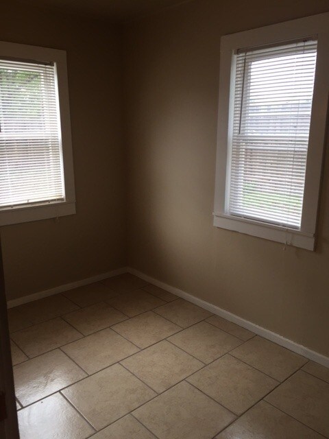 Building Photo - Huge Updated 4 Bedroom/2 Bath/2 Living Room House close to TTU - Available AUGUST