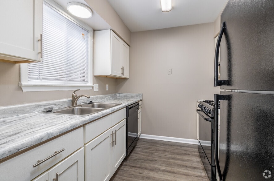 2BR, 2BA - 1,000SF - Kitchen - Aspen Chase