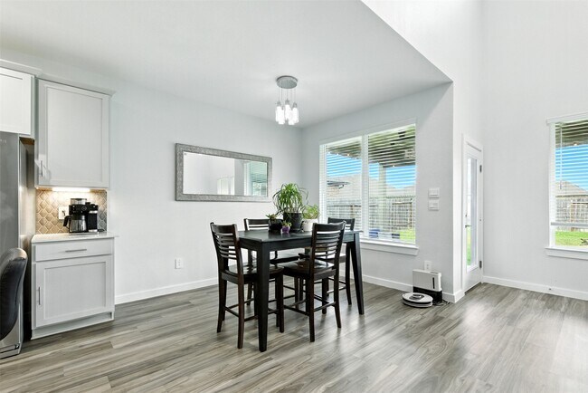 Building Photo - 14245 Lake Lodge Dr