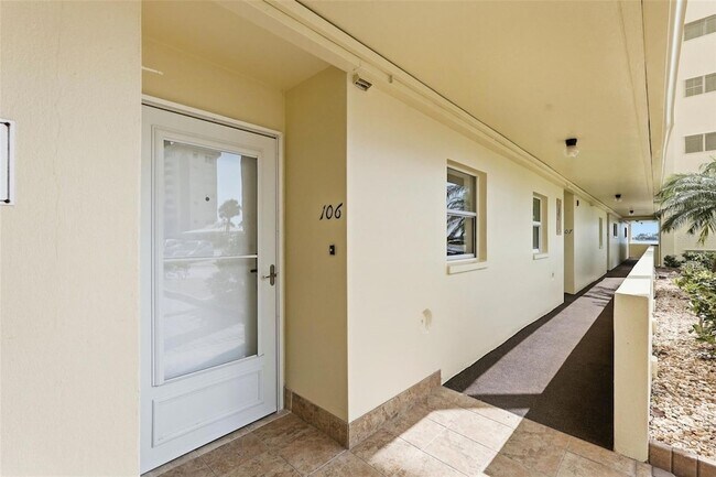 Building Photo - 4775 Cove Cir