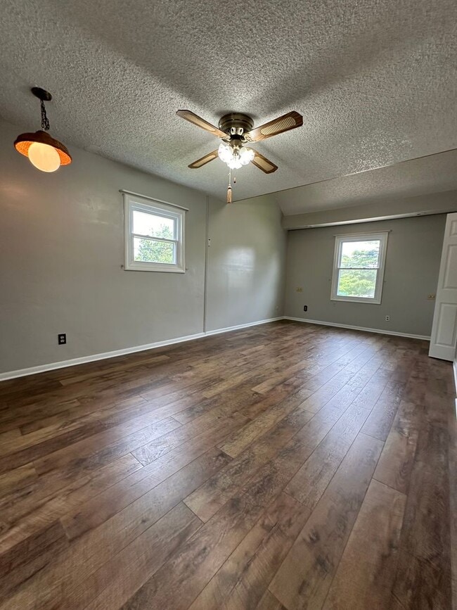 Building Photo - Pembroke Manor-4 bedroom 2.5 bath Single f...
