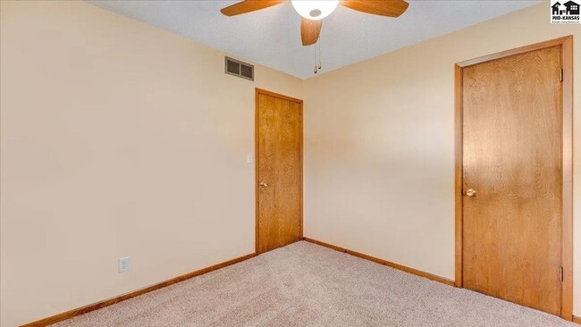 Building Photo - 3 bedroom, 1.5 bath, 2 car garage - Great ...