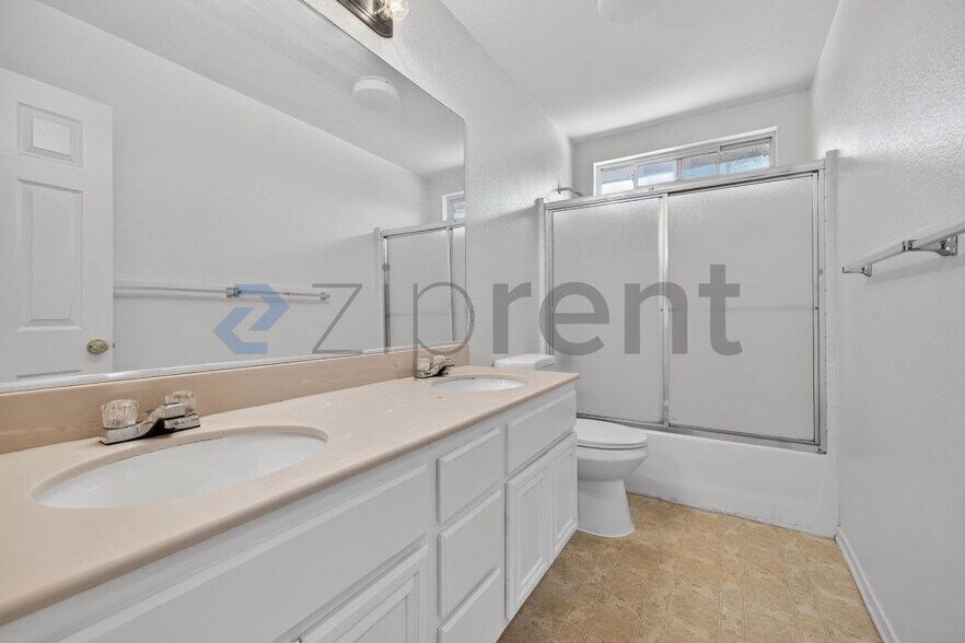 Building Photo - 703 Diamond Dr