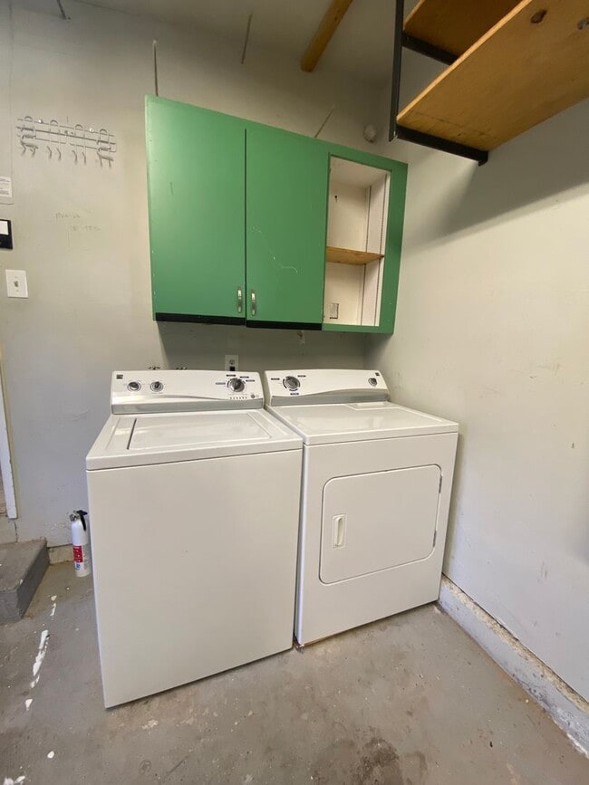 Building Photo - Bright & Cheery 2 Bedroom Home